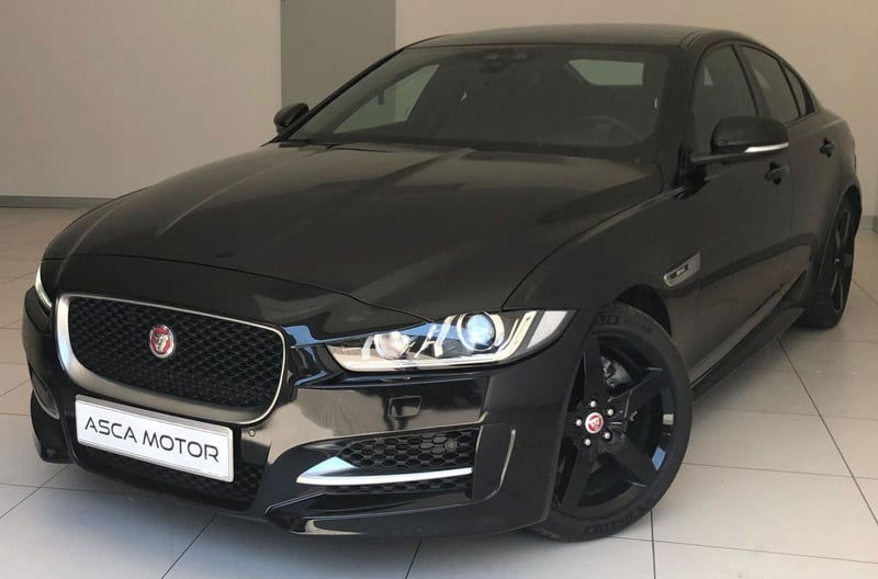 Jaguar XE 2.0 D Turbo 180CV aut. R-Sport  del 2016 usata a Ferrara