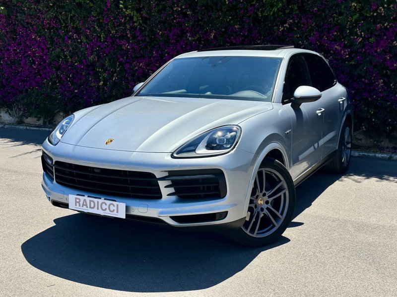 Porsche Cayenne 3.0 V6 E-Hybrid del 2022 usata a Bari