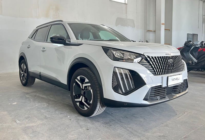 Peugeot 2008 1.2 puretech Allure s&s 130cv eat8 del 2023 usata a Monopoli