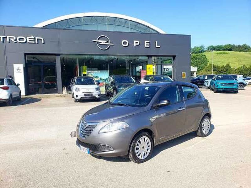 Lancia Ypsilon 1.2 69 CV 5 porte Silver del 2015 usata a Fano