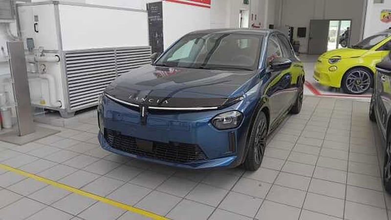 Lancia Ypsilon 51kWh Edizione Cassina del 2025 usata a Legnano