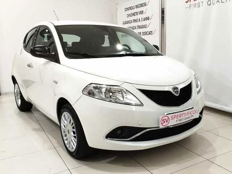 Lancia Ypsilon 1.2 69 CV 5 porte Silver del 2016 usata a Maglie