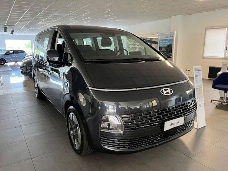 Hyundai Staria 1.6 hev 2wd auto nuova a Montecrestese