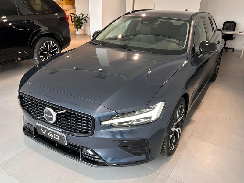 Volvo V60 B3 automatico Plus Dark nuova a Napoli