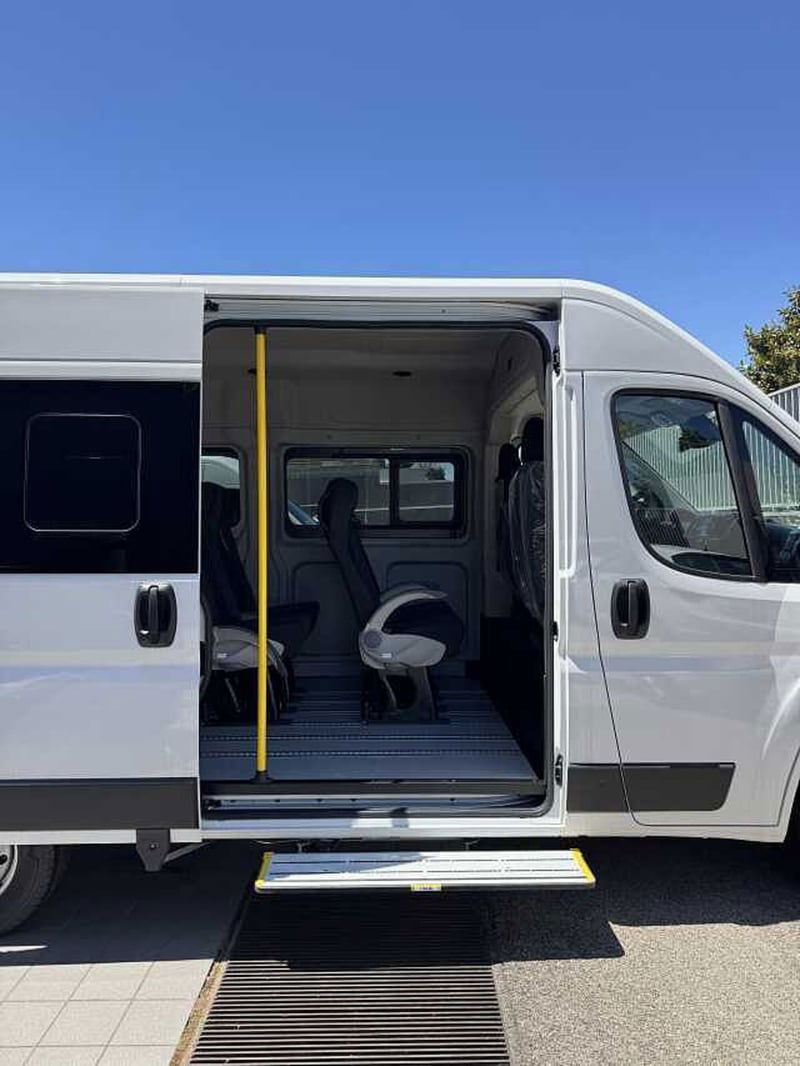 Peugeot Boxer Furgone 335 L2H2 2.2 bluehdi 140cv S&S vetrato nuova a Cavallino