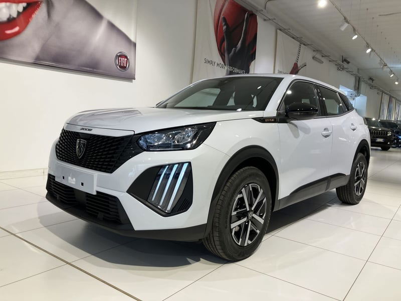 Peugeot 2008 1.2 puretech Style s&s 100cv nuova a Fornovo di Taro