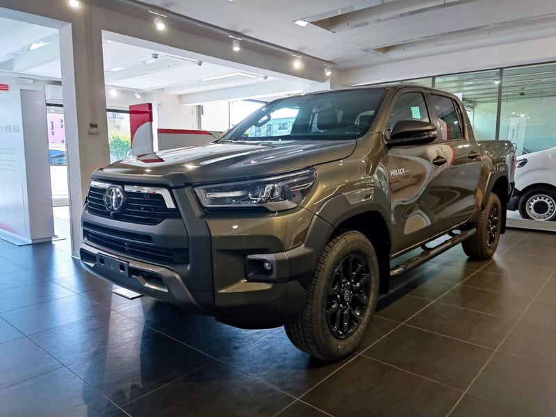 Toyota Hilux 2.8 d-4d 48V double cab Invincible auto nuova a Torri di Quartesolo