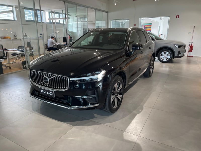 Volvo XC60 T6 Recharge AWD Plug-in Hybrid automatico Plus Bright nuova a Prato
