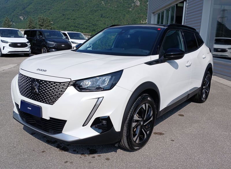 Peugeot 2008 motore elettrico 136 CV Allure Pack del 2022 usata a Belluno