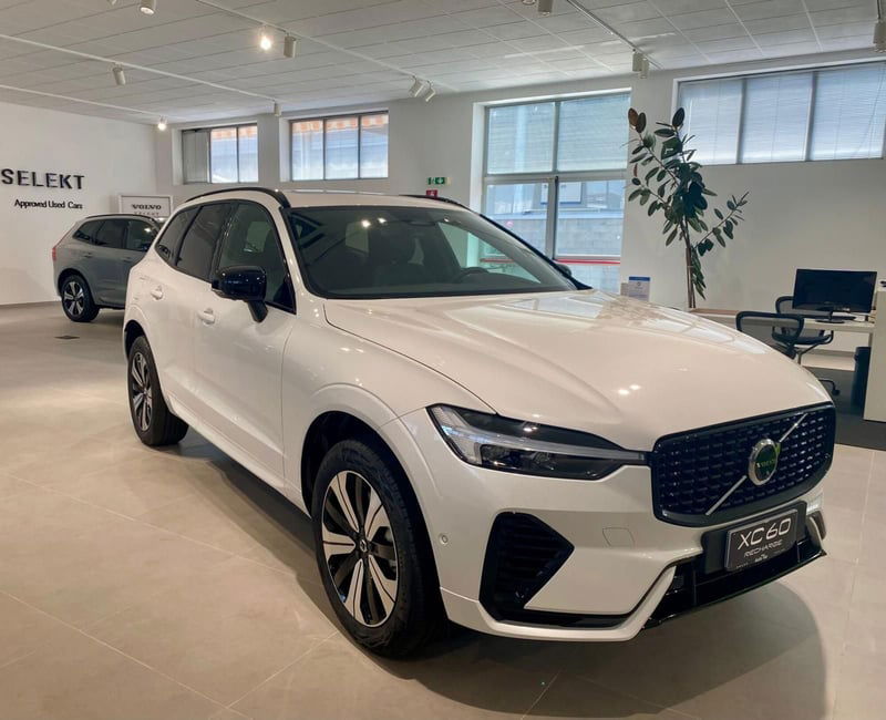 Volvo XC60 T6 Recharge AWD Plug-in Hybrid aut. Plus Dark nuova a Caresanablot