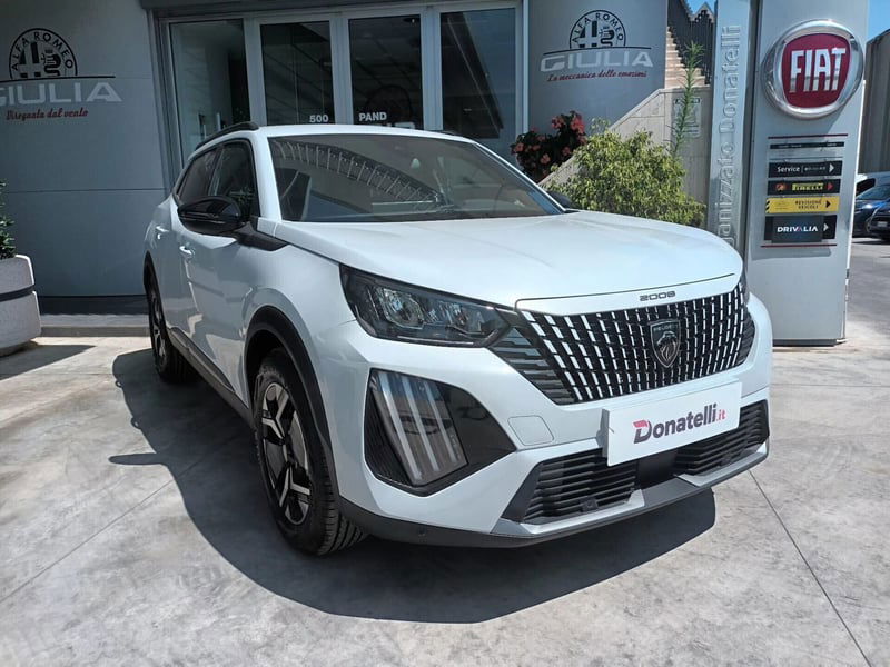 Peugeot 2008 1.2 puretech Active s&s 100cv nuova a Triggiano