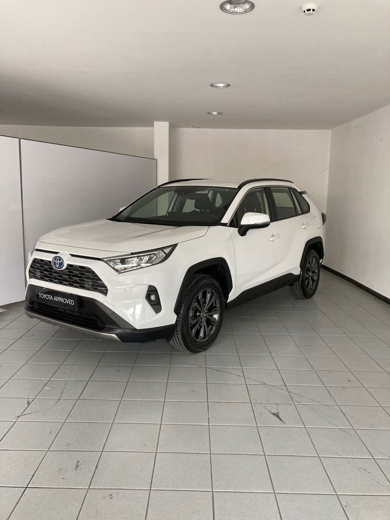 Toyota Rav4 vvt-ie h Active awd-i 222cv e-cvt del 2023 usata a Barletta
