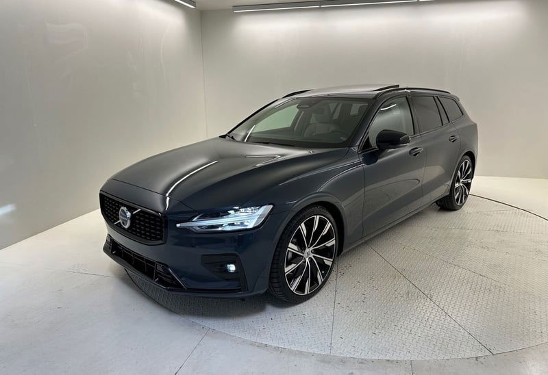 Volvo V60 B4 automatico Ultimate Dark nuova a Bergamo