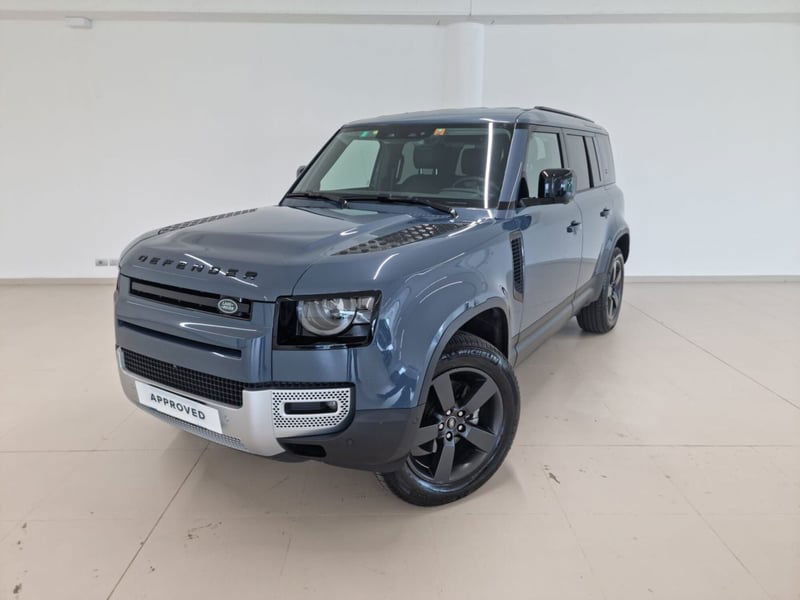 Land Rover Defender 110 3.0D I6 250 CV AWD Auto Commercial SE del 2024 usata a Alba