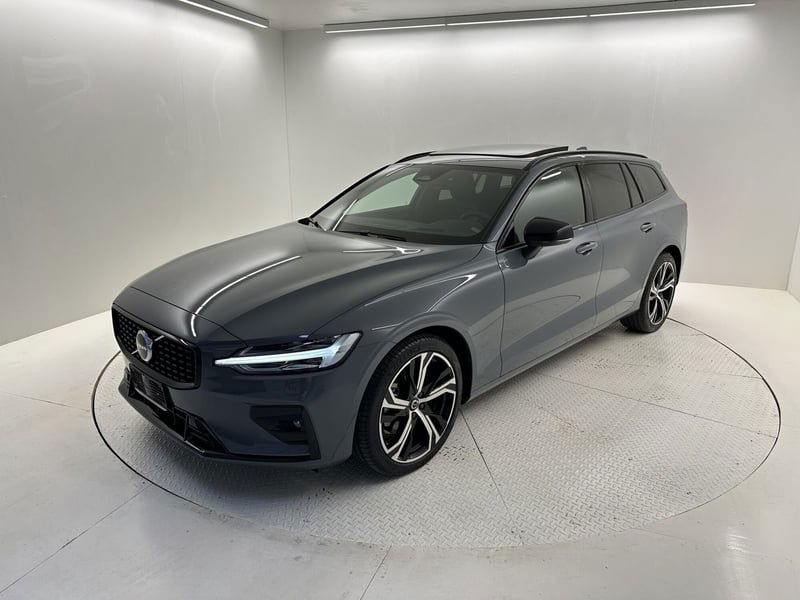 Volvo V60 B4 automatico Ultimate Dark nuova a Bergamo