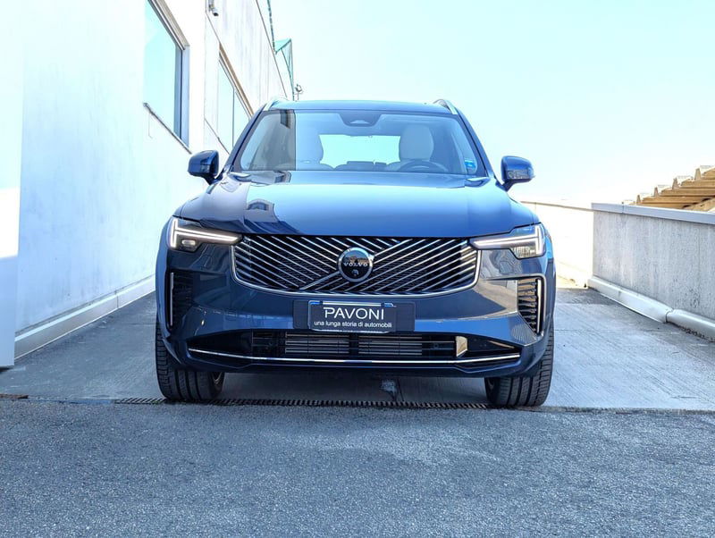 Volvo XC90 T8 Recharge AWD Plug-in Hybrid aut. 7 posti Plus Bright del 2025 usata a Pescara