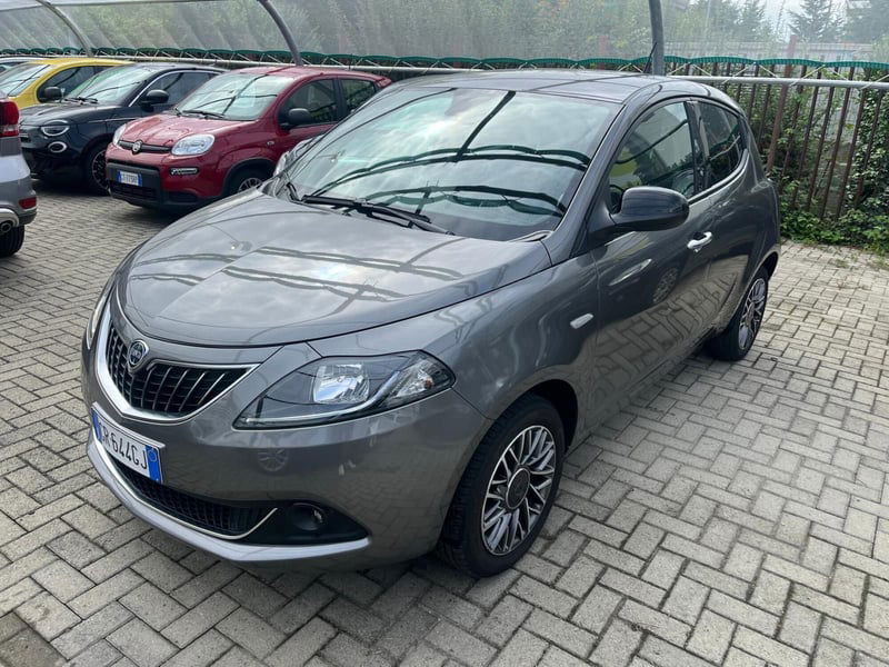 Lancia Ypsilon 1.0 FireFly 5 porte S&S Hybrid Gold Plus del 2023 usata a Milano