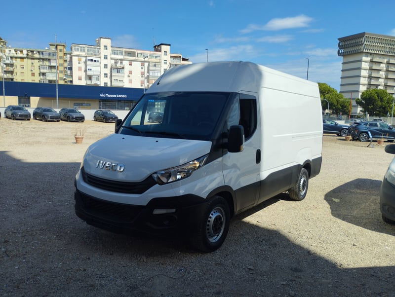 Iveco Daily Telaio 33S12 2.3 HPT PM Cabinato del 2018 usata a Palermo