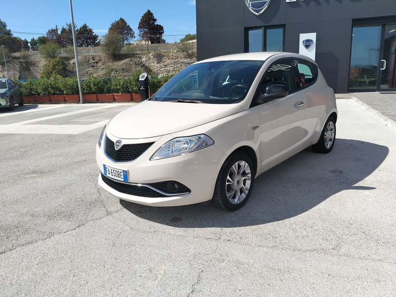Lancia Ypsilon 1.3 MJT 16V 95 CV 5 porte S&S Opening Edition del 2015 usata a Matera