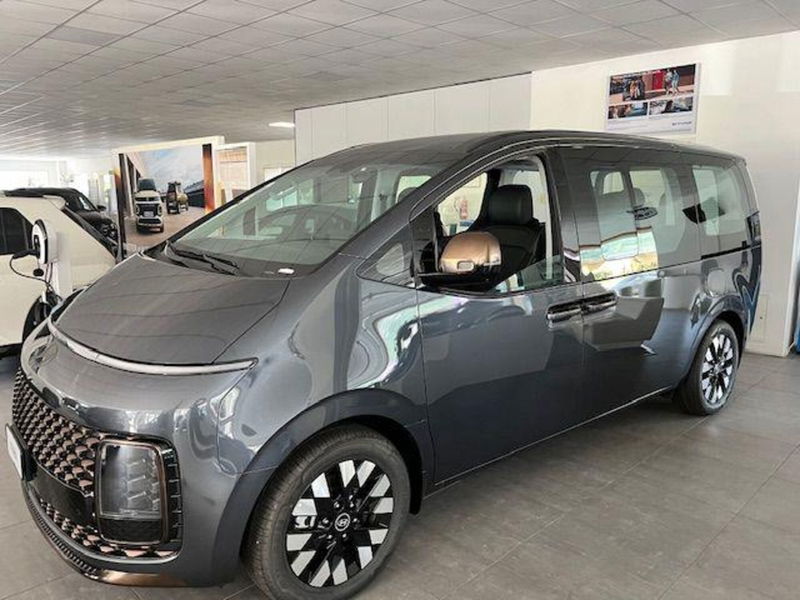 Hyundai Staria 1.6 hev Luxury 2wd auto nuova a Montecrestese