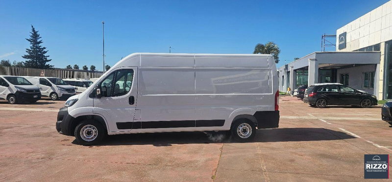 Fiat Ducato maxi 35 LH1 2.2 mjt3 160cv ribalt.trilat. serie 8 del 2023 usata a Surano