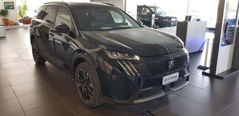Peugeot 5008 1.2 hybrid Allure 145cv 7p.ti e-dcs6 nuova a Pordenone