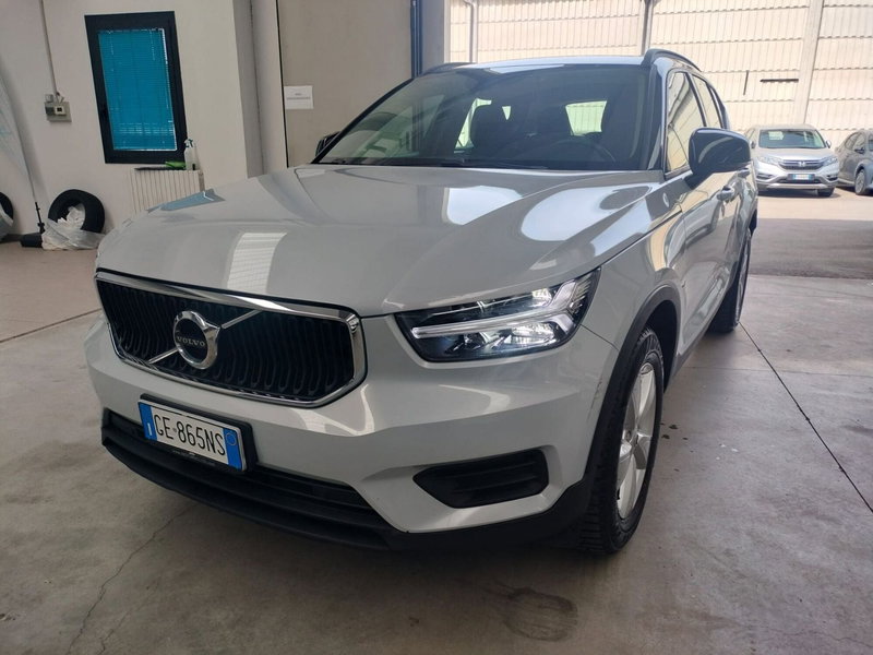 Volvo XC40 T2 Momentum Core del 2021 usata a Modena