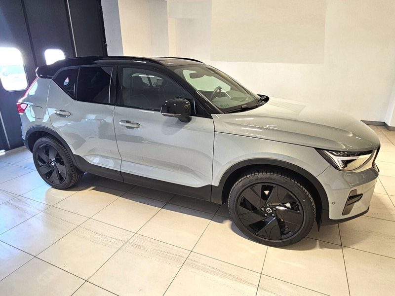Volvo XC40 2.0 b3 Ultra Black Edition auto nuova a Napoli