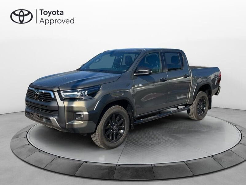 Toyota Hilux 2.8 d-4d 48V double cab Invincible auto nuova a Bassano del Grappa