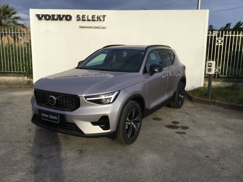 Volvo XC40 B3 automatico Plus Dark nuova a Napoli
