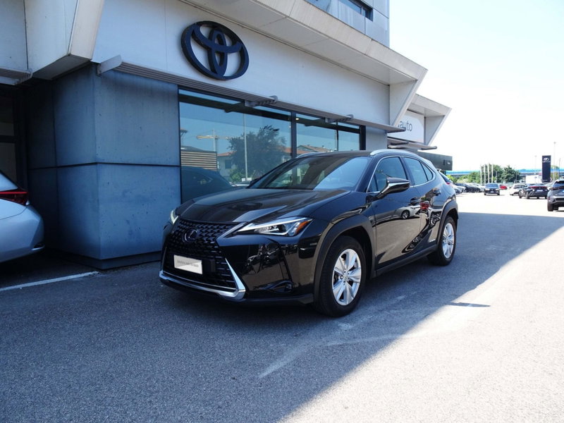Lexus UX Hybrid Business del 2021 usata a Venezia