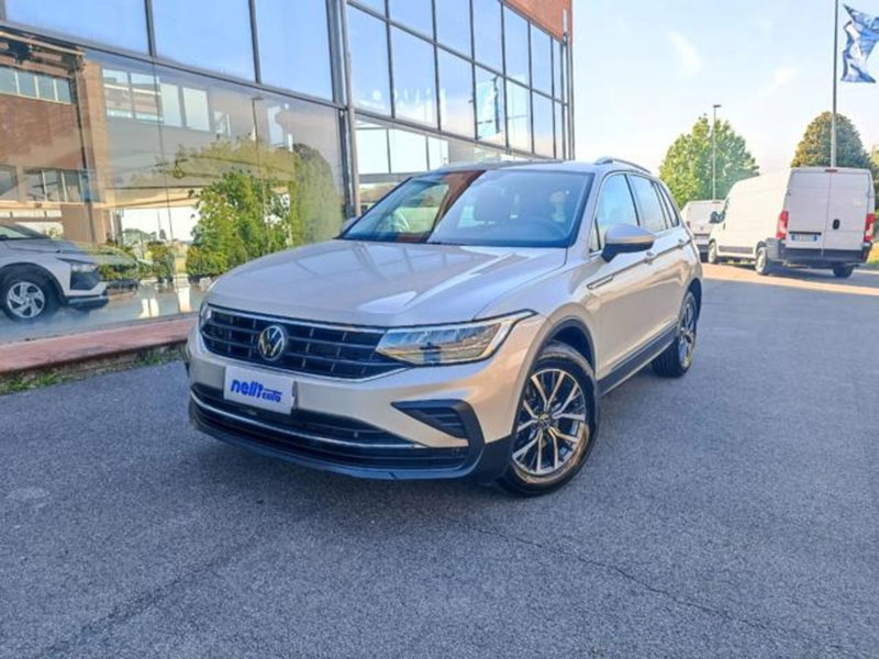 Volkswagen Tiguan 2.0 TDI SCR Life del 2023 usata a Castelfranco di Sotto