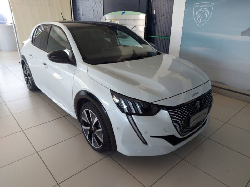 Peugeot 208 motore elettrico 136 CV 5 porte GT Pack del 2022 usata a Pordenone