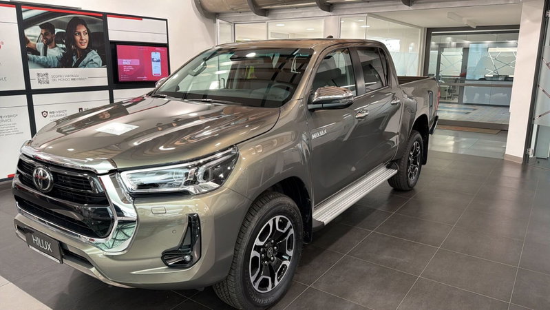 Toyota Hilux 2.8 d-4d 48V double cab Executive auto nuova a Curno